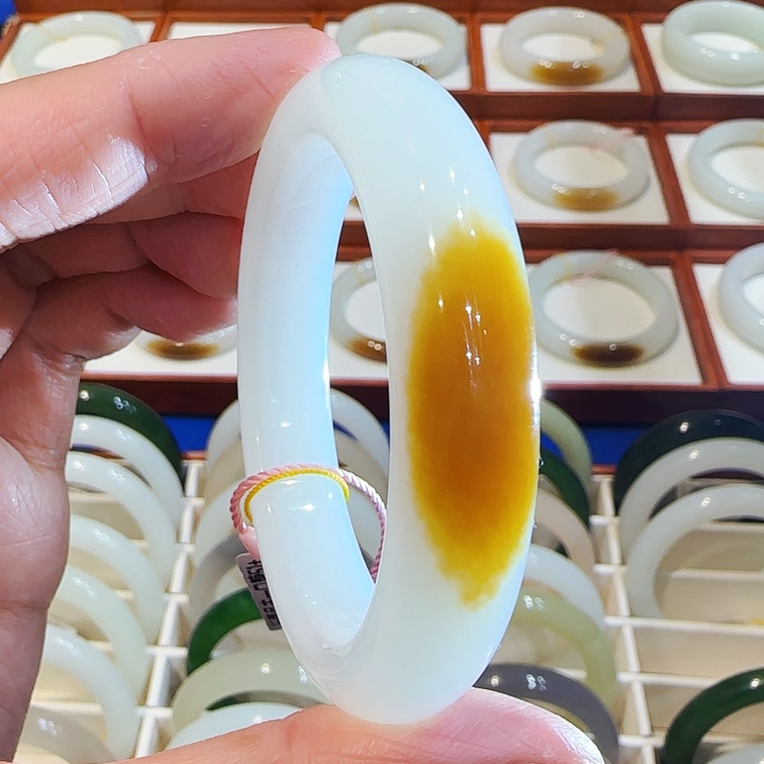 和田玉手镯未镶嵌且末一口金红糖50 51 52