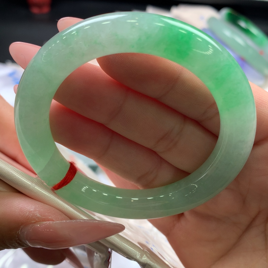 翡翠未镶嵌手镯51.8圆条，有贯穿扣手裂