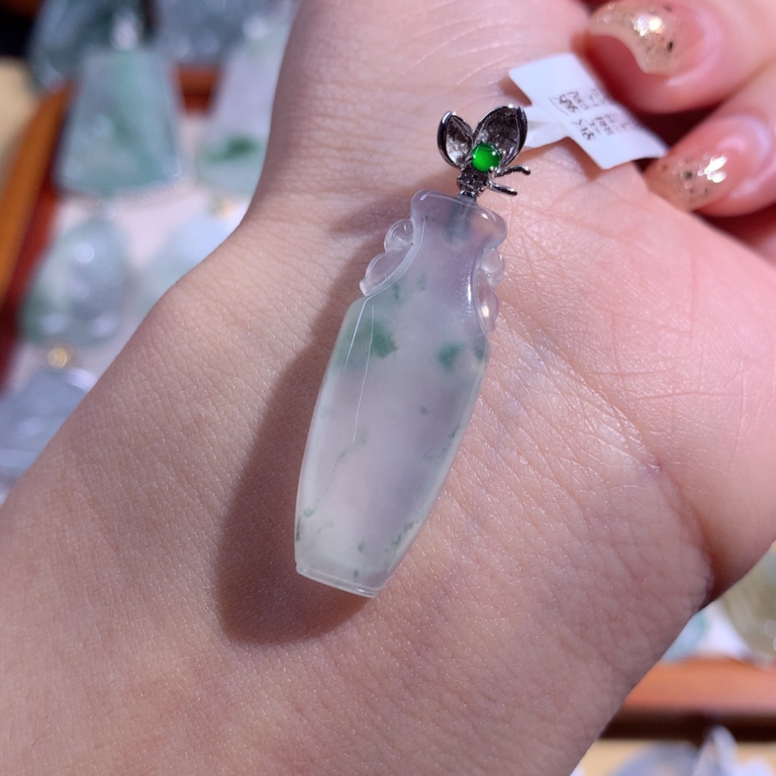 翡翠颈饰18K金镶嵌冰飘花瓶