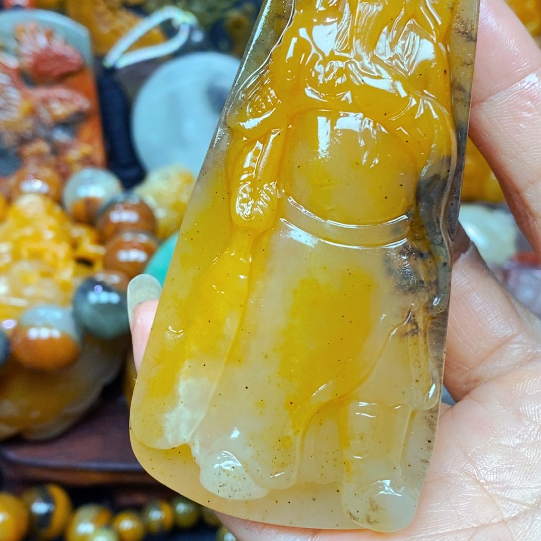 未镶嵌石英质玉（黄龙玉）颈饰