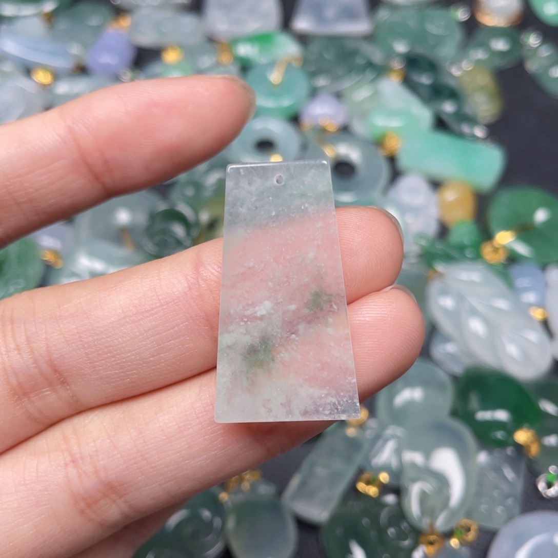 翡翠颈饰未镶嵌翡翠