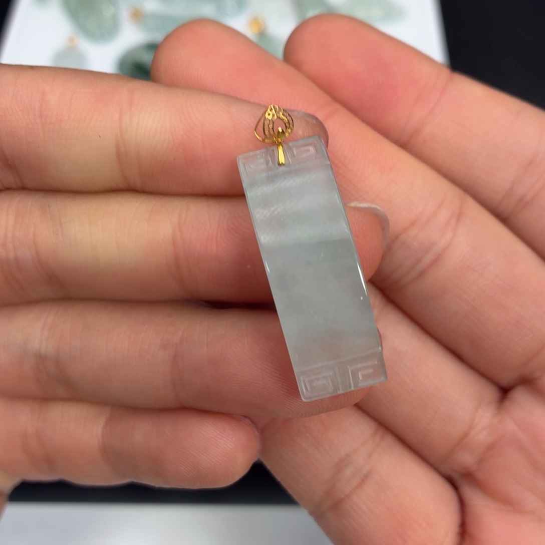 翡翠18K金镶嵌颈饰无事牌