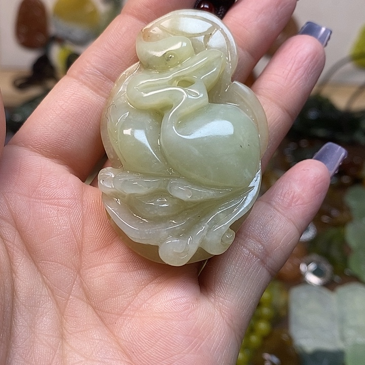 蛇纹石玉吊坠未镶嵌