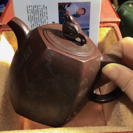 紫砂茶壶原矿泥料手工制作的紫砂壶。