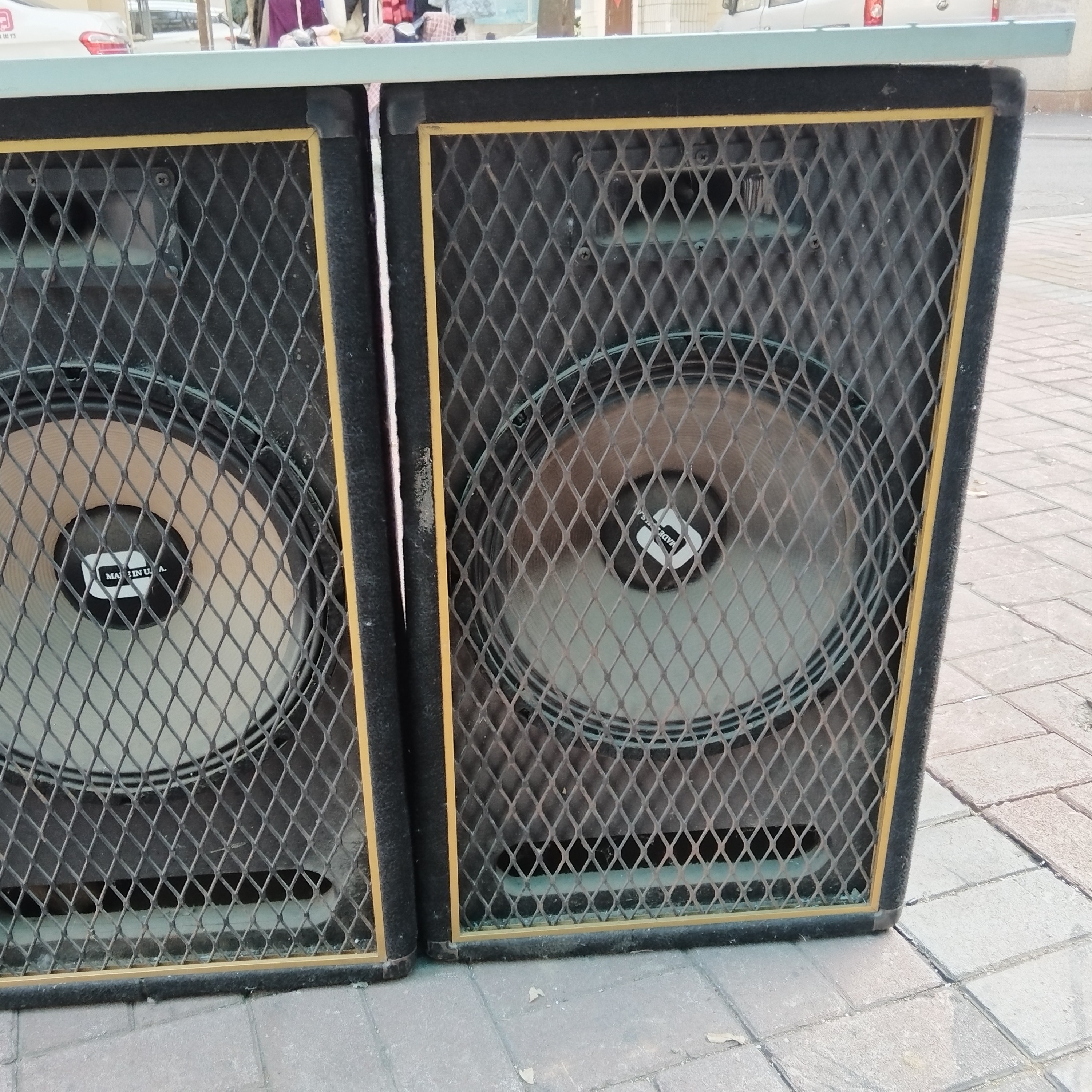 9新  15寸专业箱一对，成色如图，不包邮，不支持七天无理由退货