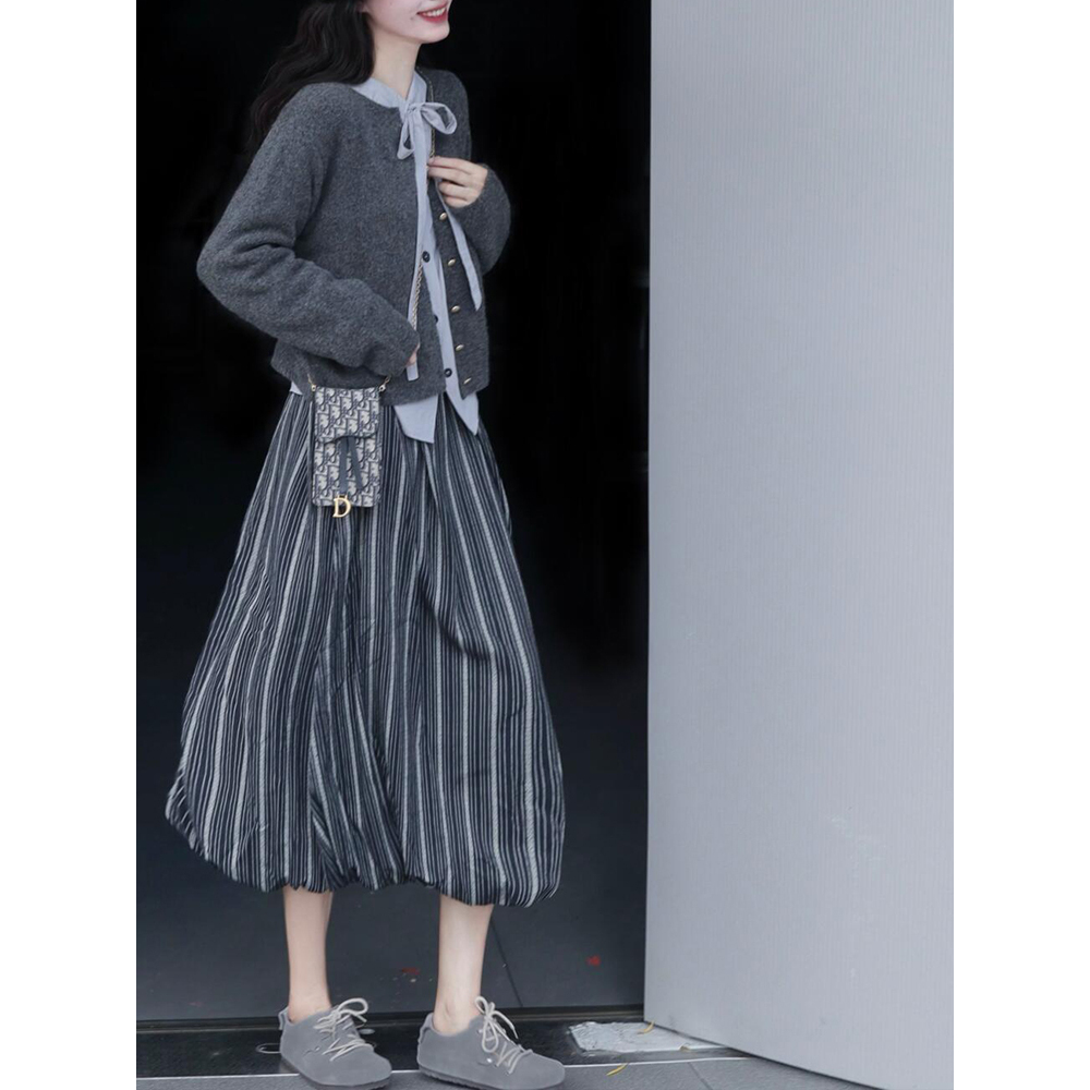 慵懒感针织外套+百搭系带上衣+条纹花苞半身裙JYFMYJ38 082912