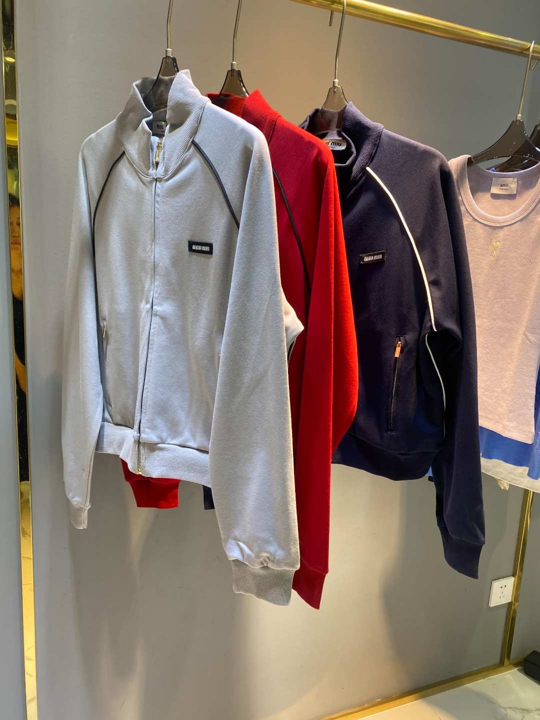 2025深圳南油贝拉服装拉链外套休闲百搭风外套