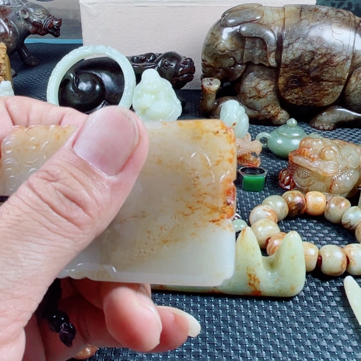 和田玉未镶嵌颈饰茶*