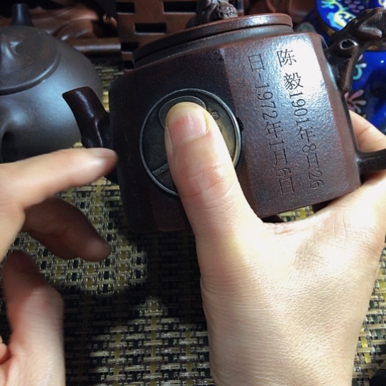 紫砂茶壶原矿泥料手工制作的紫砂壶。