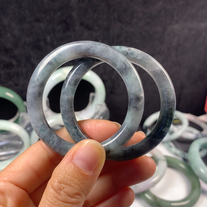 翡翠未镶嵌手镯6号。 43-44圈