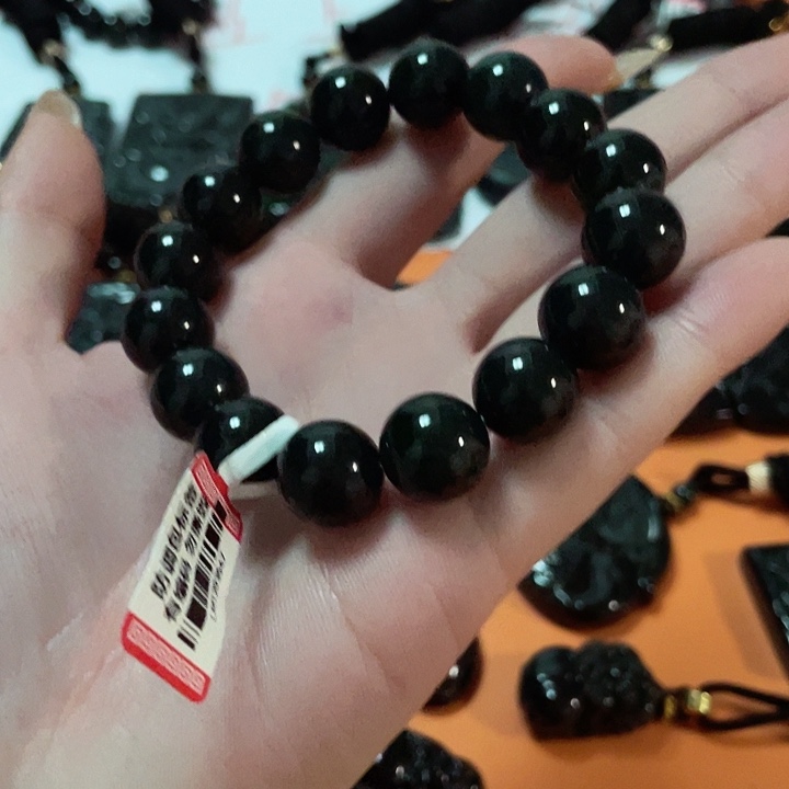 翡翠颈饰未镶嵌天**城