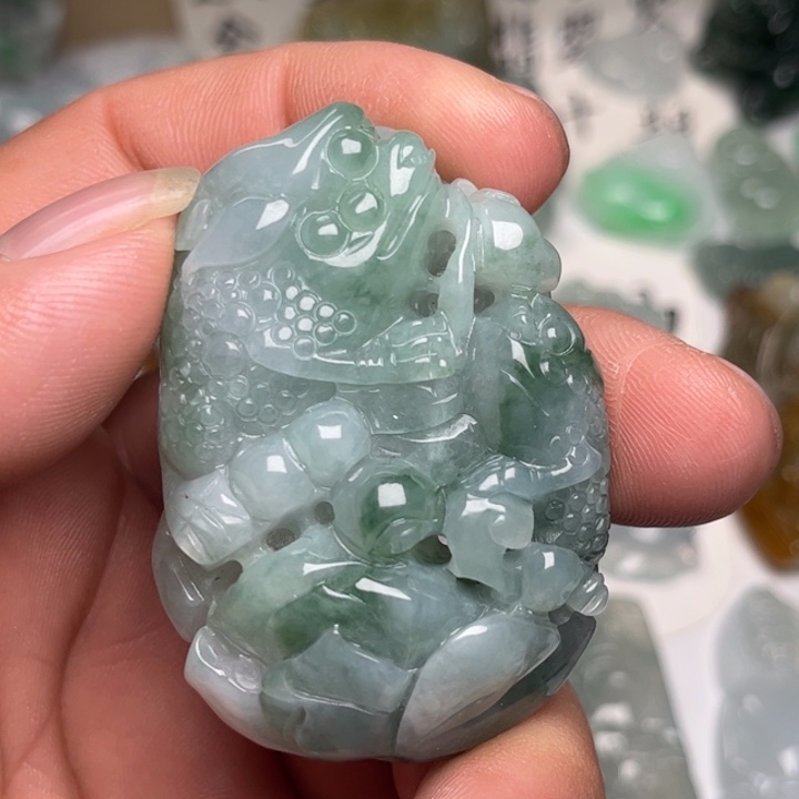 翡翠未镶嵌颈饰金蟾