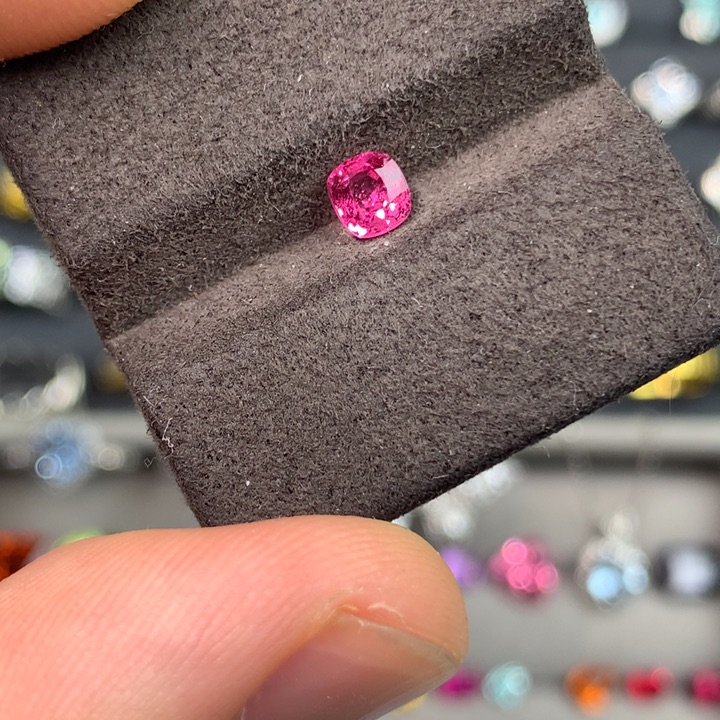 尖晶石裸石缅甸热粉0.44ct