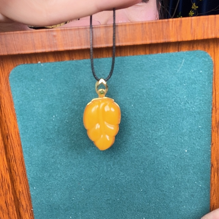 蜜蜡颈饰银S925镶嵌吊坠