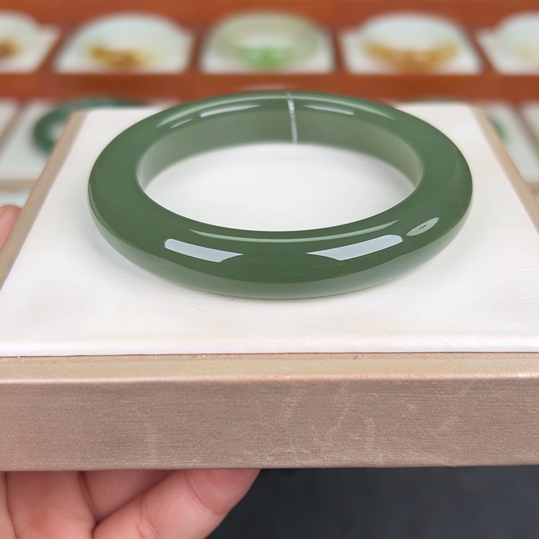 和田玉未镶嵌手镯湖水绿