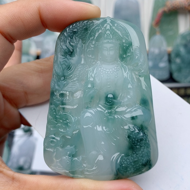 翡翠未镶嵌颈饰御龙观音
