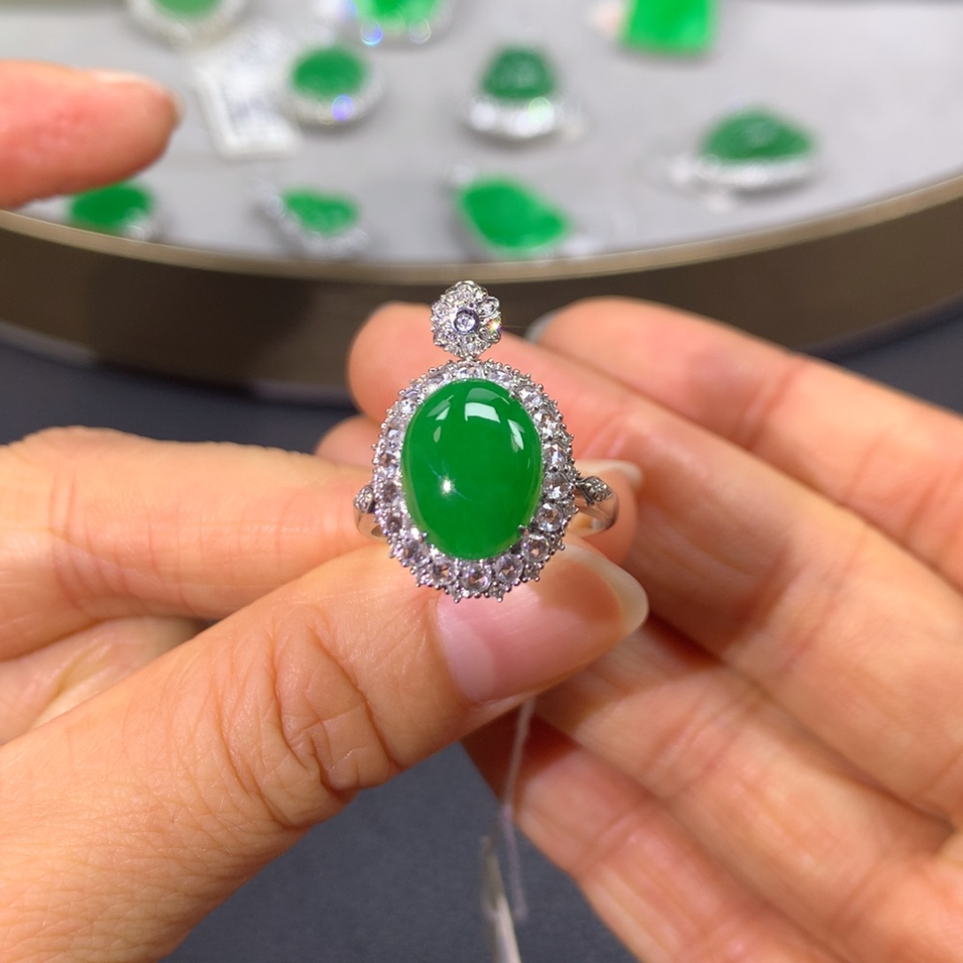 翡翠戒指18K金镶嵌翡翠