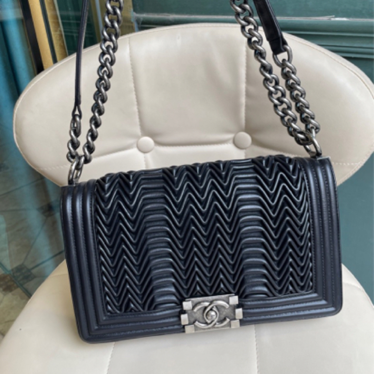 95新 Chanel/香奈儿 黑银中号限量褶皱leboy 98新 