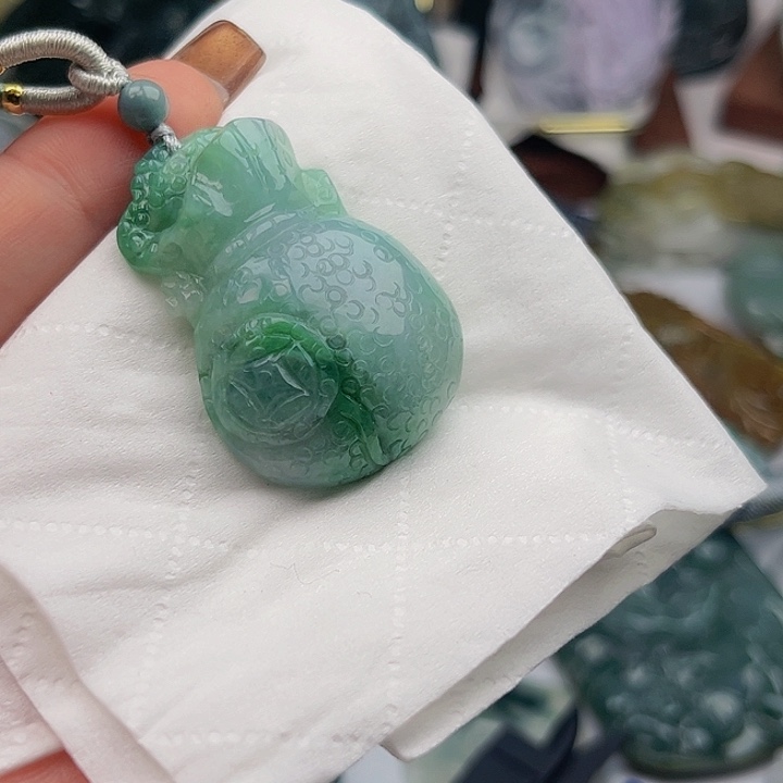 翡翠未镶嵌颈饰挂件