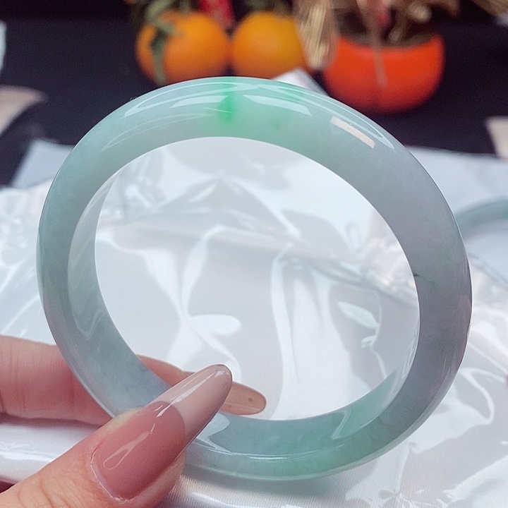 翡翠手镯未镶嵌小***熈59圈