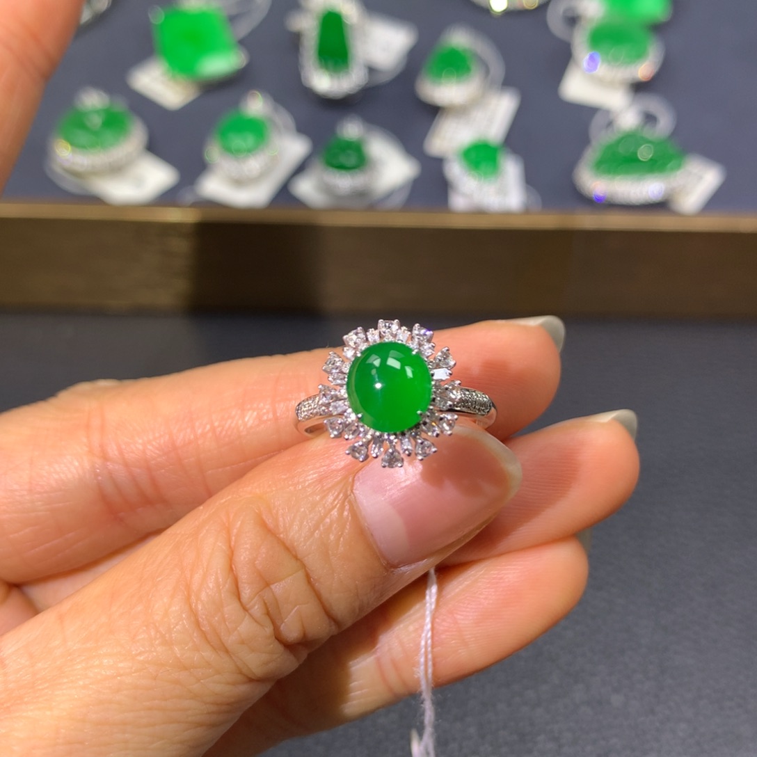 翡翠戒指18K金镶嵌翡翠