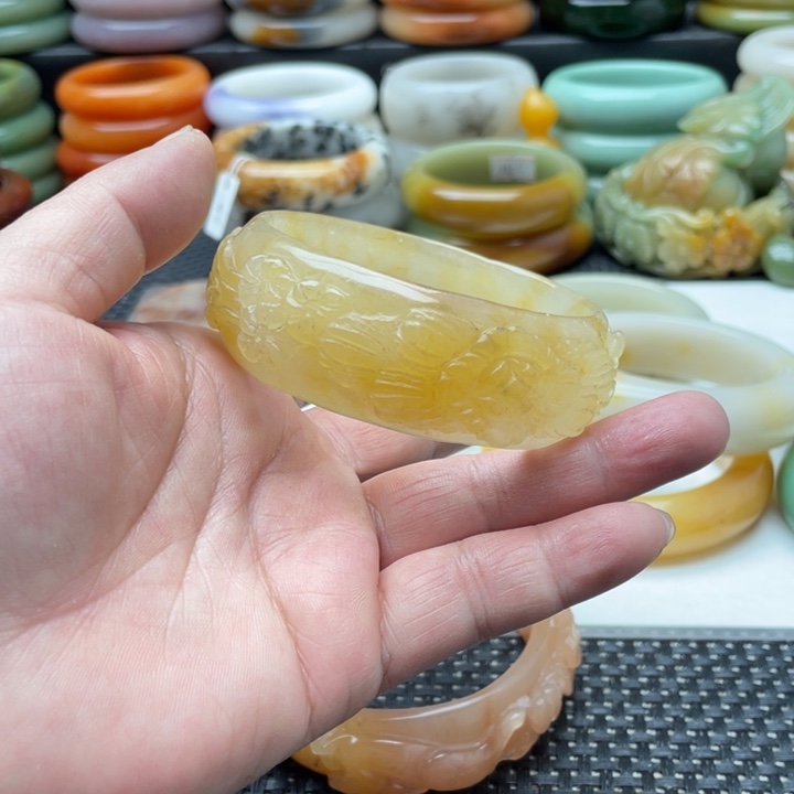 石英质玉手镯未镶嵌春****?