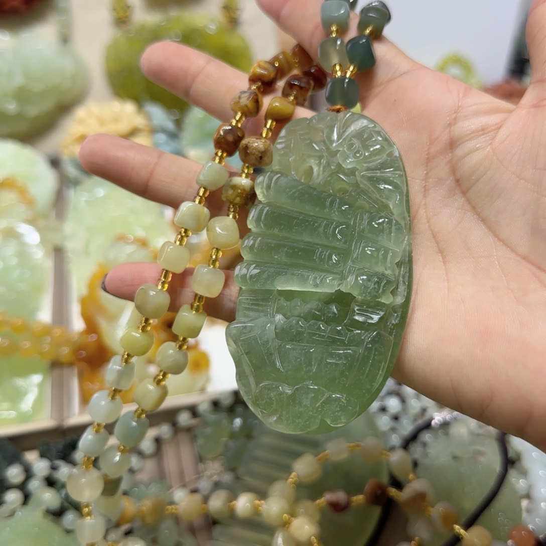 未镶嵌蛇纹石玉吊坠张*猪