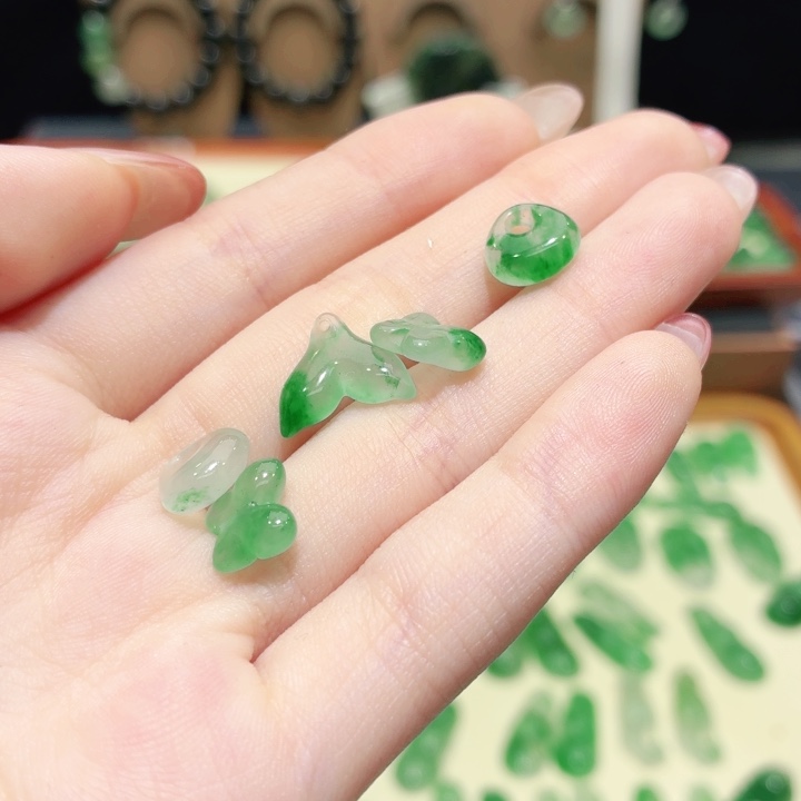 f***j石英质玉（非洲翠）未镶嵌颈饰