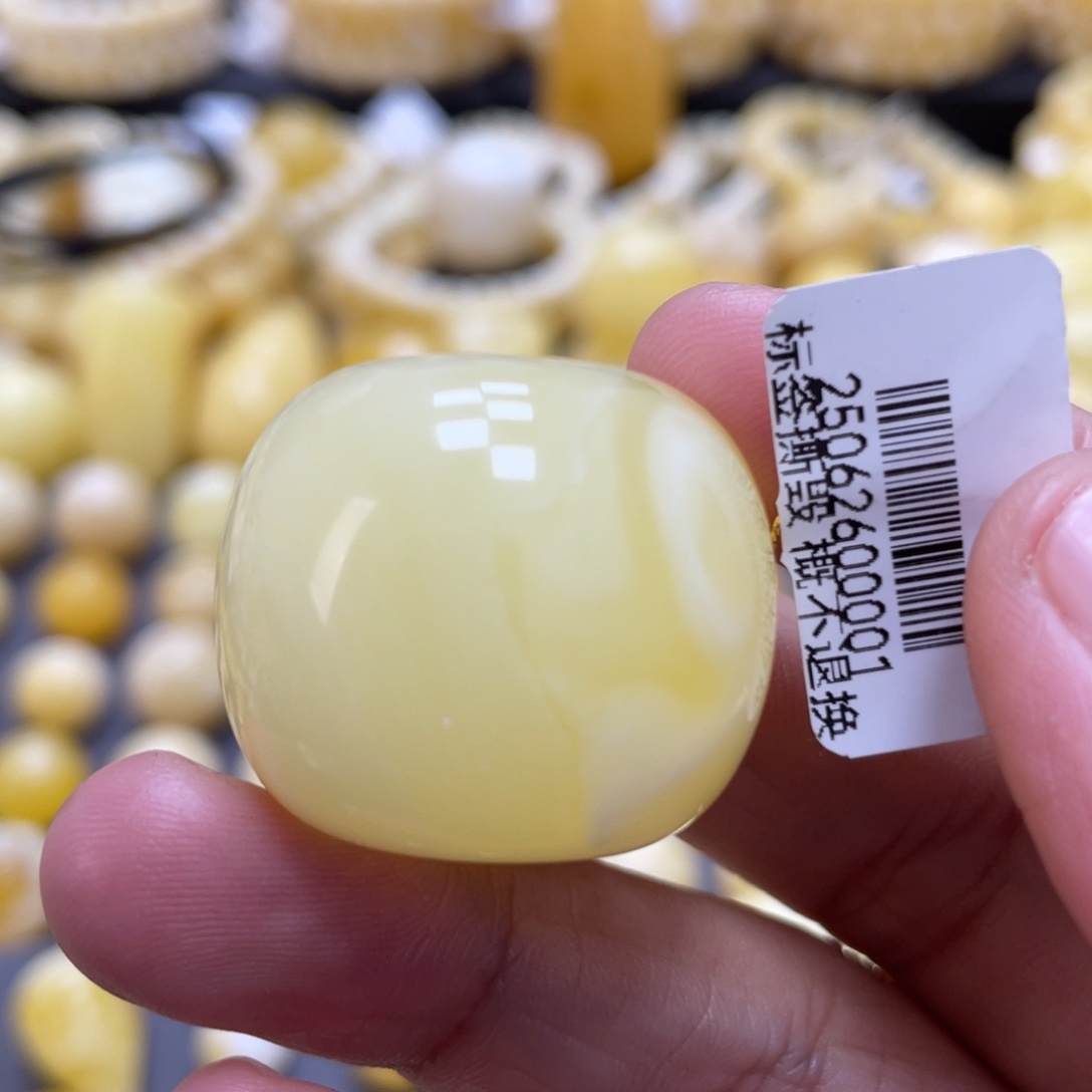 蜜蜡未镶嵌裸石28*24mm微瑕疵款式