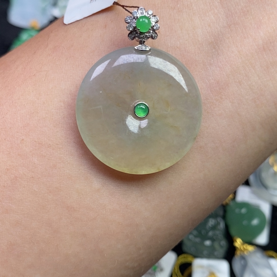 翡翠18K金镶嵌颈饰平安扣