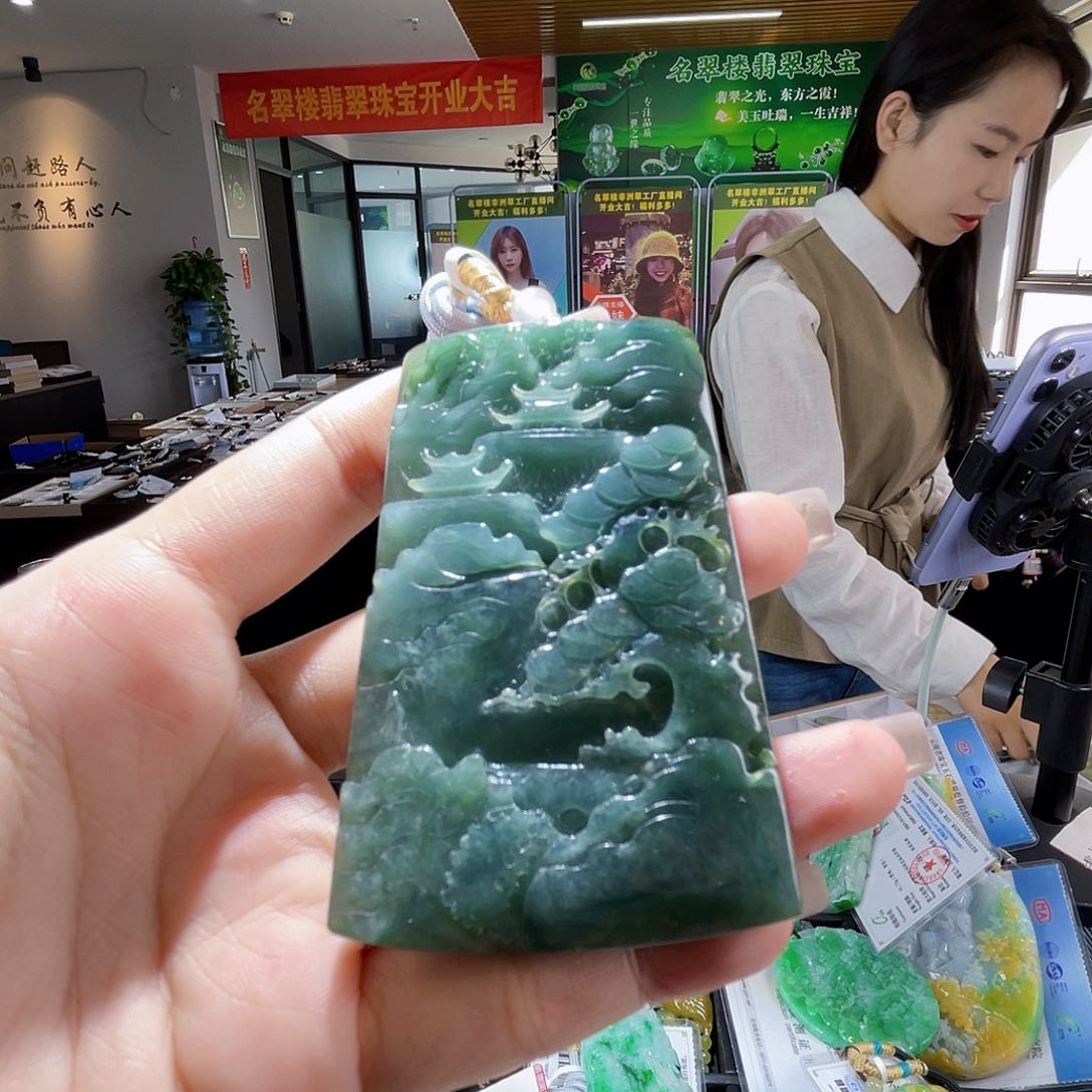 颈饰未镶嵌翡翠一个
