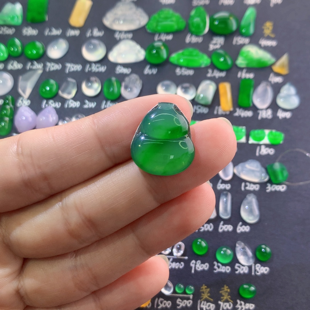 翡翠未镶嵌颈饰葫芦