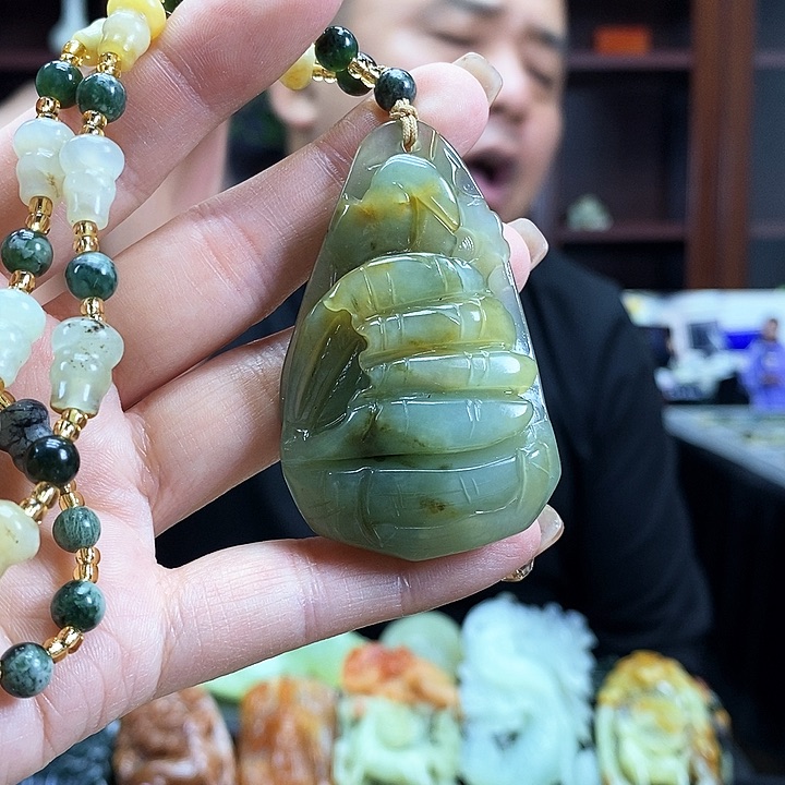 蛇纹石玉吊坠未镶嵌