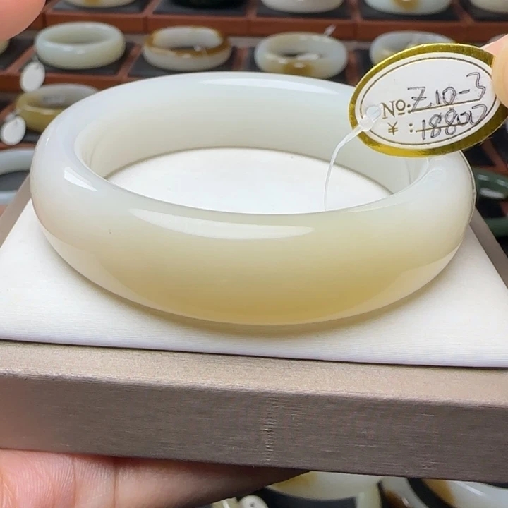 精品浅糖白玉和田玉手镯