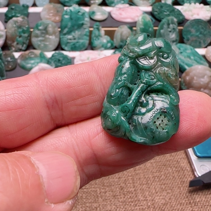 二***工独山玉未镶嵌颈饰