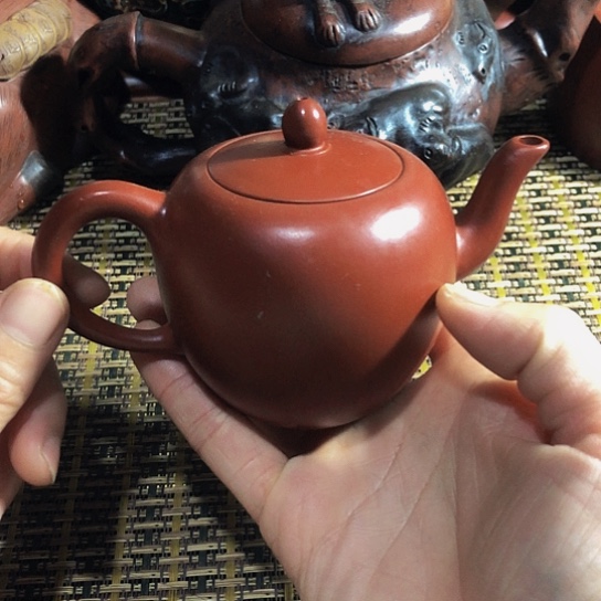紫砂茶壶原矿泥料手工制作紫砂壶。