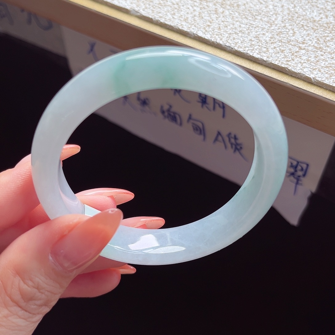 翡翠手镯未镶嵌手镯