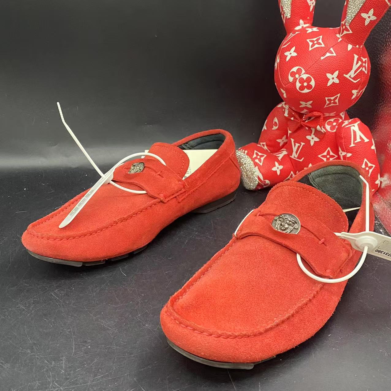 95新 VERSACE/范思哲 【聚星甄选】红色麂皮豆豆鞋40.5欧码ddm756