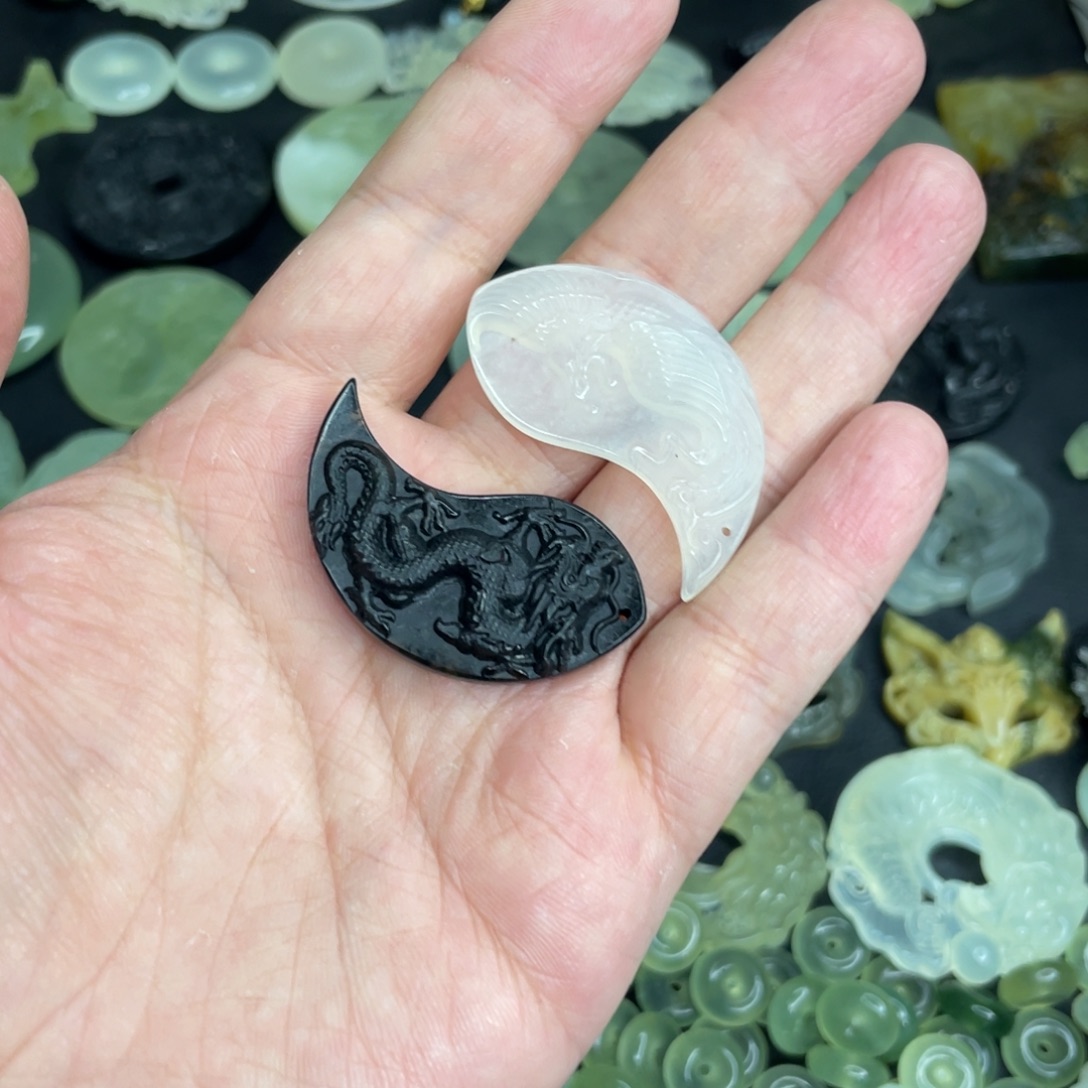 限***速岫玉未镶嵌颈饰龙凤