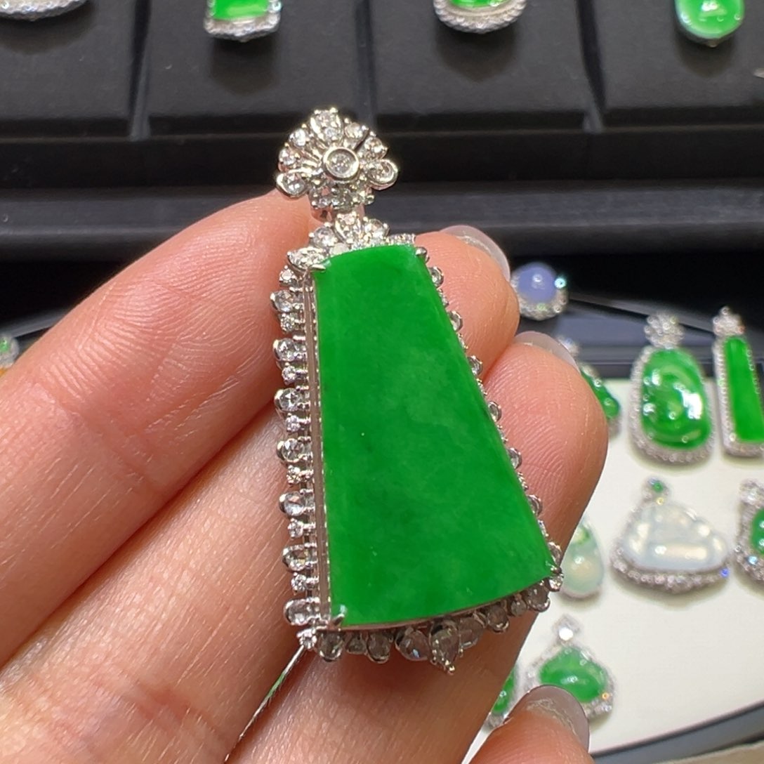 翡翠颈饰18K金镶嵌翡翠