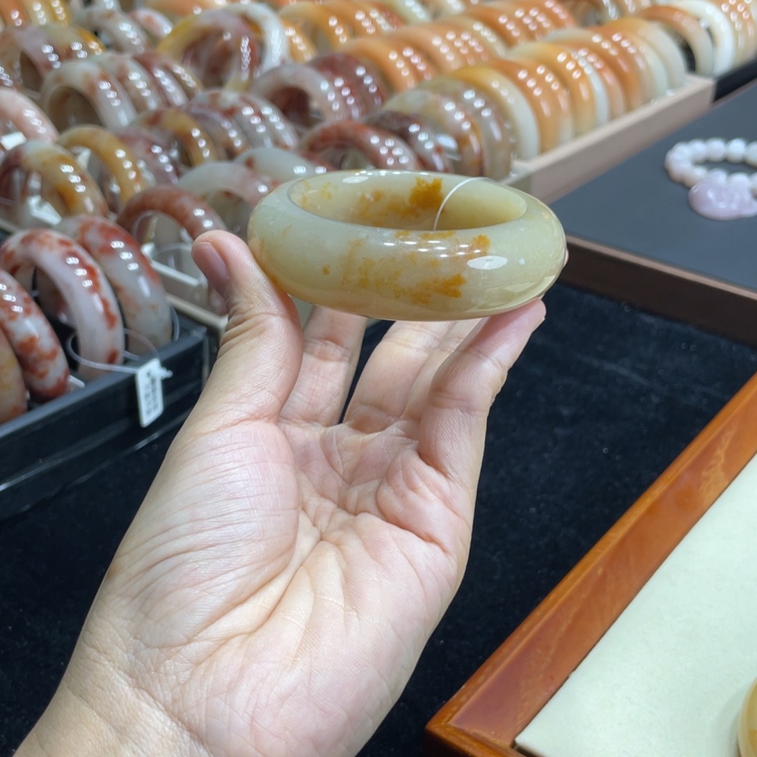 石英质玉手镯未镶嵌Z**e