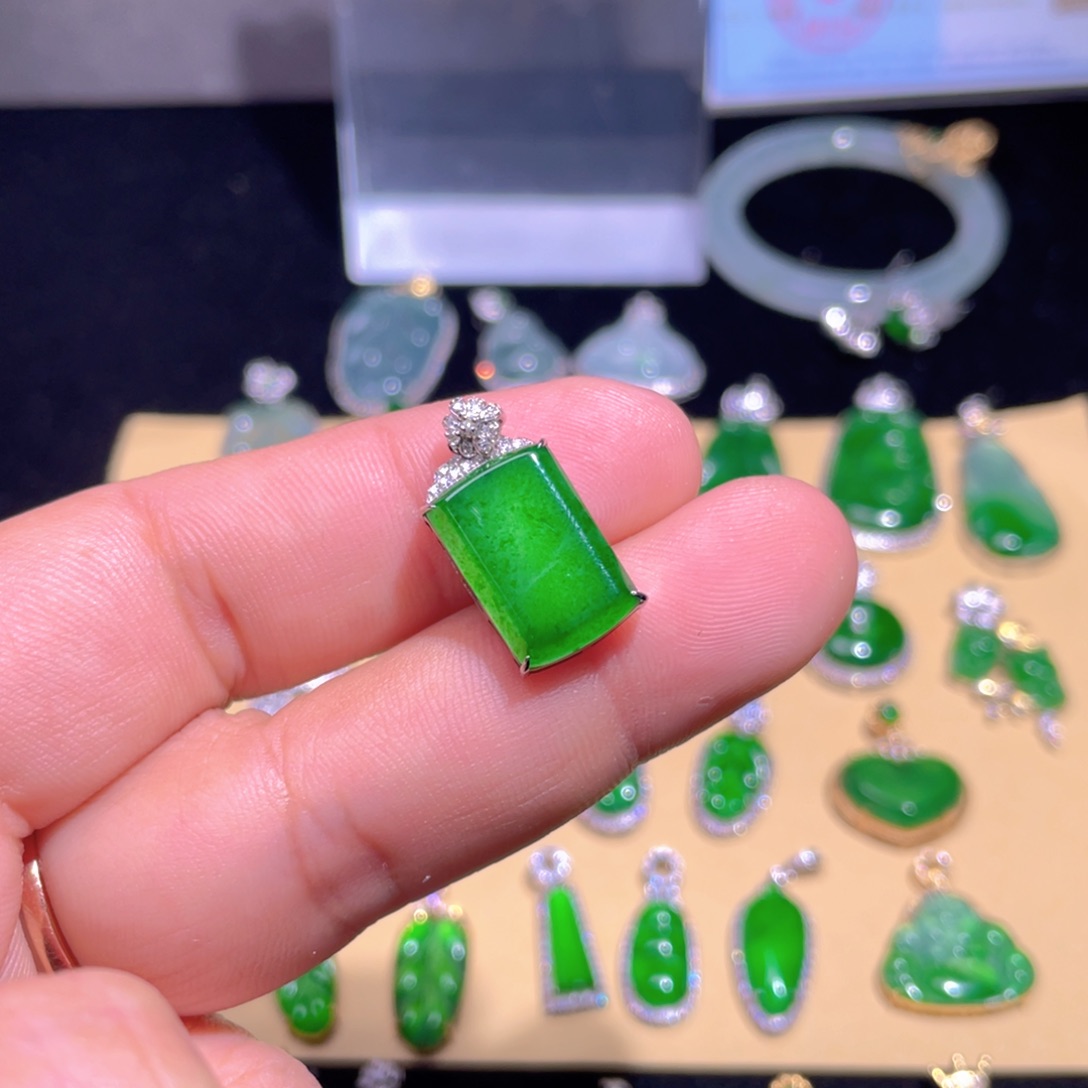 翡翠颈饰18K金镶嵌翡翠