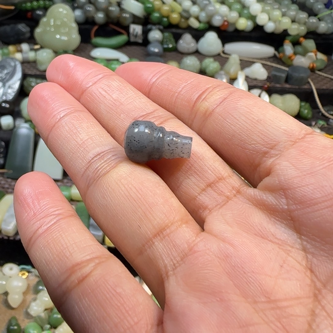 和田玉未镶嵌颈饰青花点墨三通