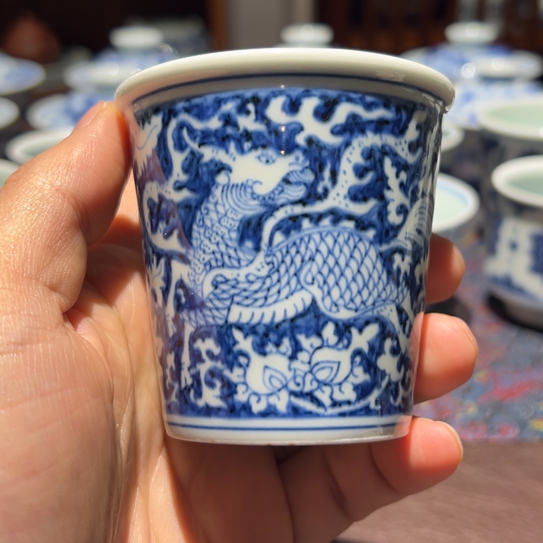杯青花留白麒麟凤凰小可乐杯口径高约7厘米