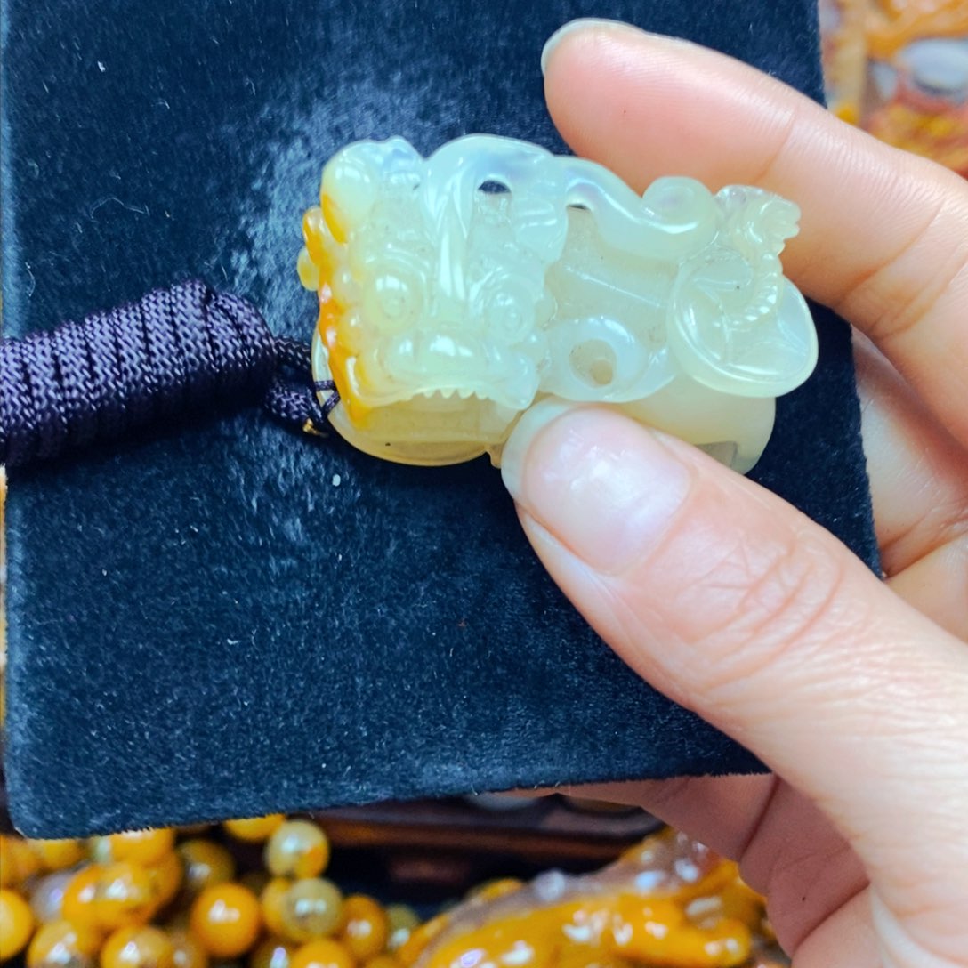 未镶嵌石英质玉（黄龙玉）颈饰