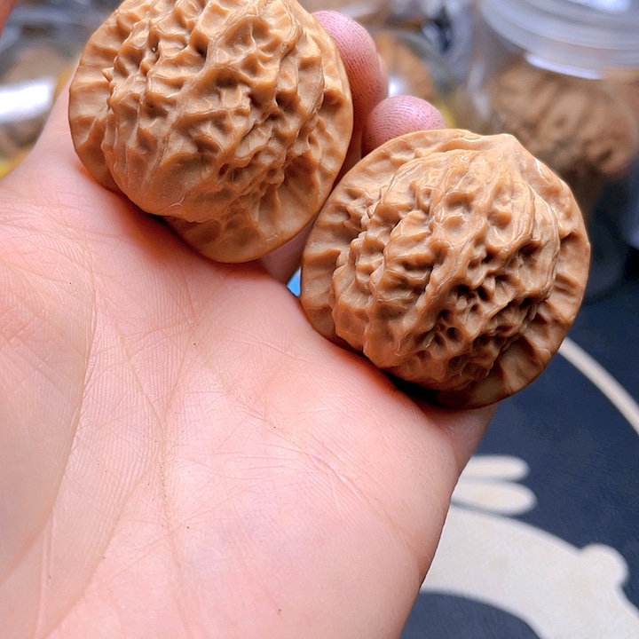 文玩核桃吊坠瓷娃娃一对