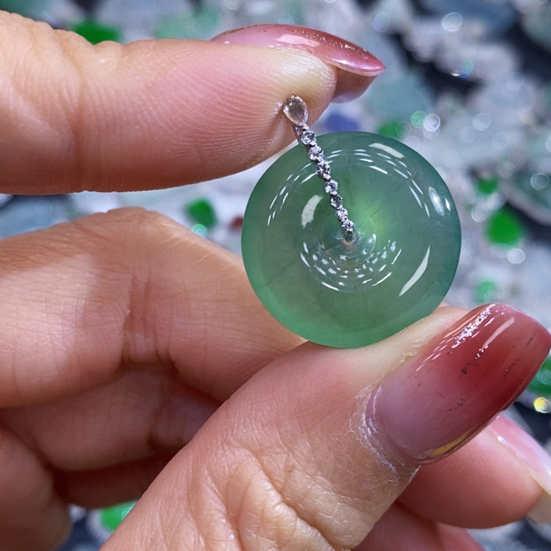 翡翠18K金镶嵌颈饰