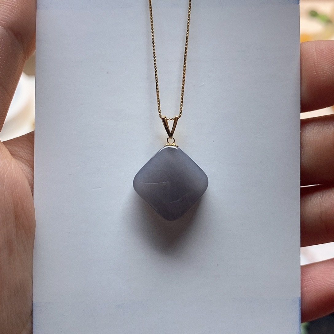 和田玉颈饰18K金镶嵌烟紫小方糖