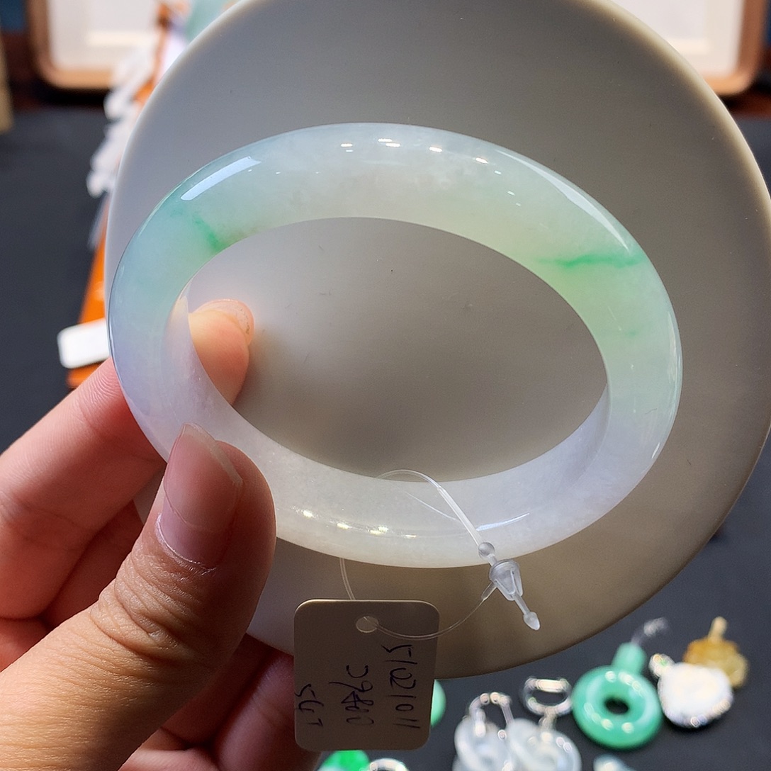 翡翠未镶嵌手镯（贵妃镯）糯冰飘金丝阳绿