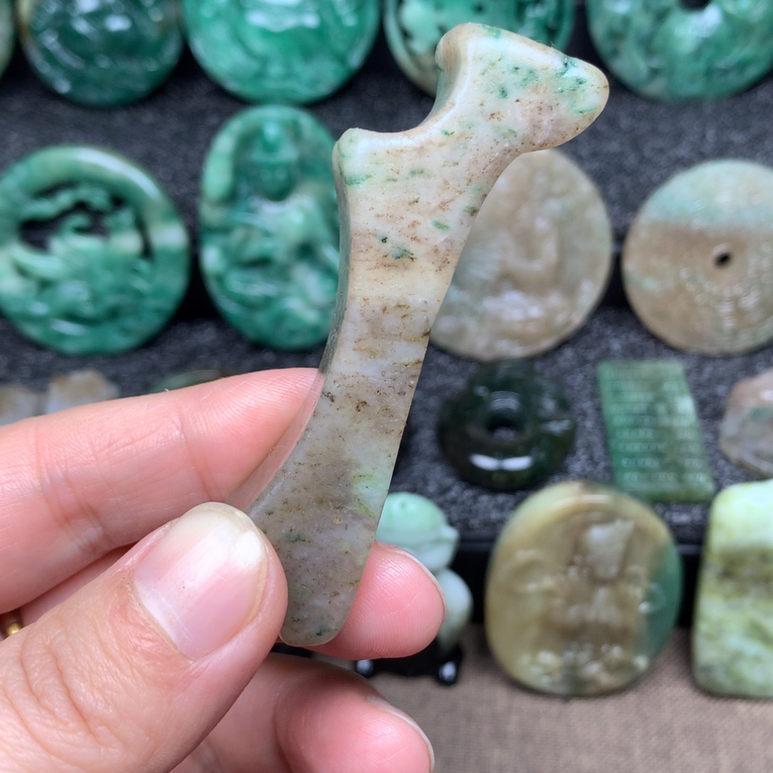 独山玉未镶嵌颈饰